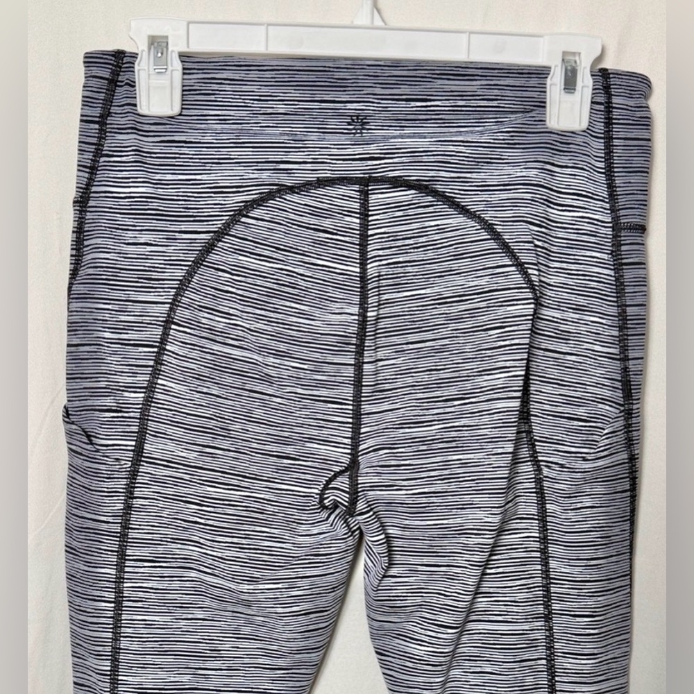 Athleta Ultimate Linear Lines Capri Leggings Size… - image 6